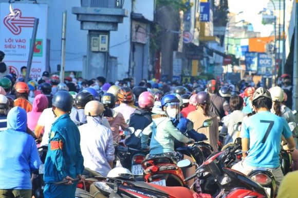 Người dân TP.HCM đi siêu thị đông nghẹt từ sớm: ‘Không biết khi nào mới tới lượt!’ - ảnh 11