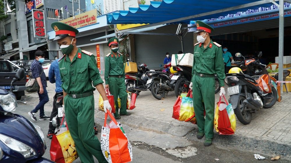 Bộ đội chốt đơn, giao rau củ tận nhà cho bà con Sài Gòn yên tâm chống dịch - ảnh 4