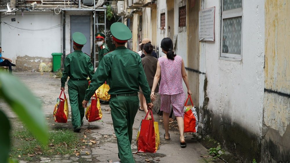 Bộ đội chốt đơn, giao rau củ tận nhà cho bà con Sài Gòn yên tâm chống dịch - ảnh 6