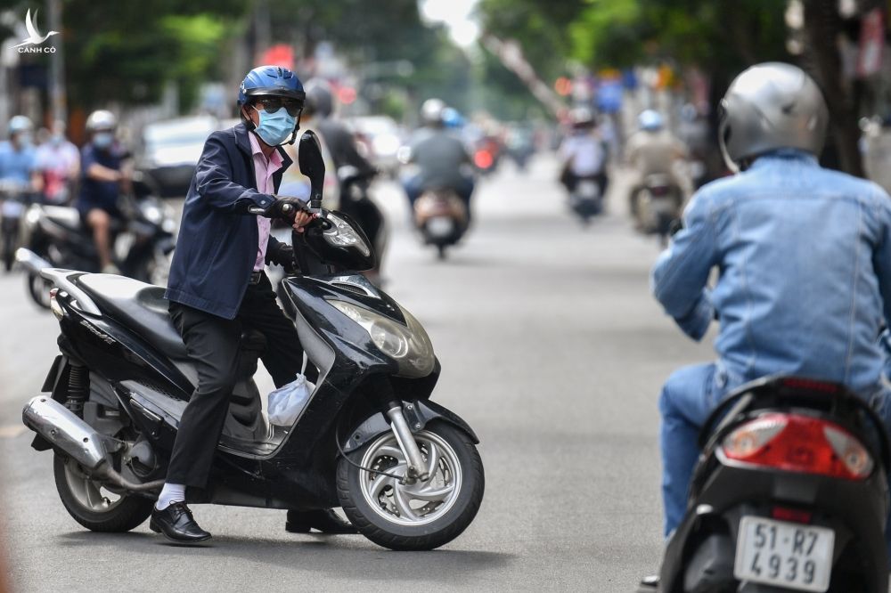 Nguoi dan TP.HCM do ra duong dong trong ngay gian cach anh 1