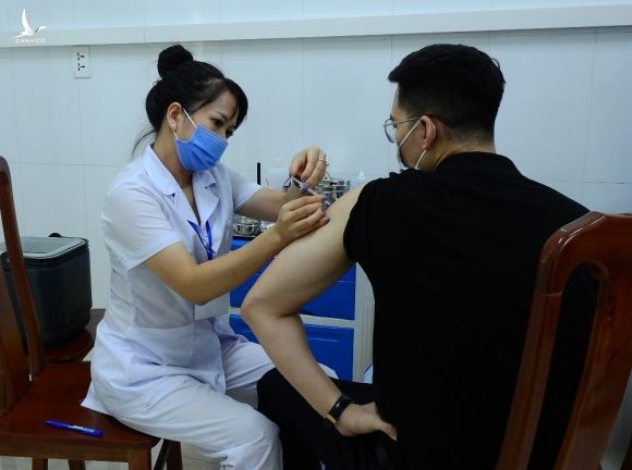 Người dân tiêm vaccine Moderna chiều 2/8 tại điểm tiêm Bệnh viện y dược cổ truyền Quảng Ninh. Ảnh: Minh Cương