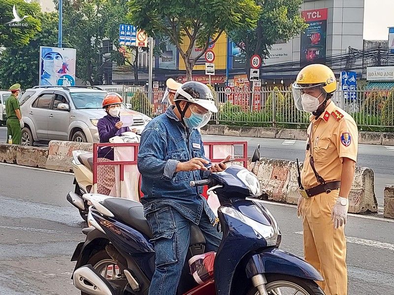 Hình ảnh đường phố TP.HCM ngày đầu thực hiện cách ly triệt để - ảnh 11