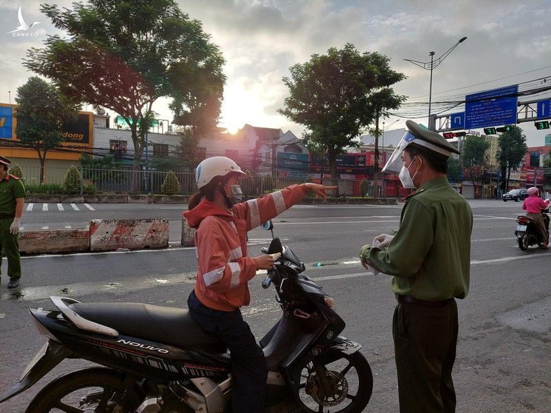 Hình ảnh đường phố TP.HCM ngày đầu thực hiện cách ly triệt để - ảnh 12