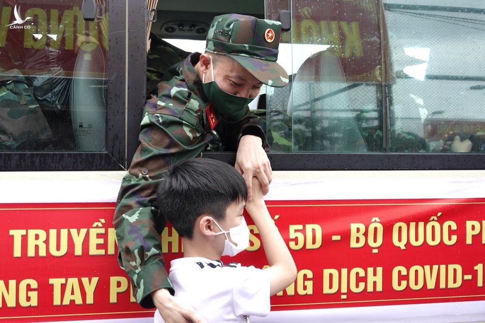 Thượng úy quân nhân chuyên nghiệp Đỗ Văn Cường chia tay, dặn dò con trai thứ hai sinh năm 2011 để lên đường vào Nam chống dịch. Ảnh: Hiếu Duy