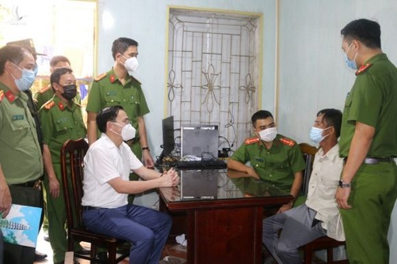 Giám đốc Công an Nam Định trực tiếp chỉ đạo giải cứu cô gái bị bố đẻ bắt làm con tin - Ảnh 2.