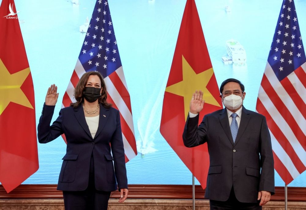 Tại cuộc gặp với Thủ tướng Phạm Minh Chính, bà Harris đánh giá cao các nỗ lực của Chính phủ Việt Nam trong kiểm soát và ứng phó với Covid-19. Ảnh: Reuters.