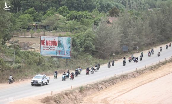 Đoàn người từ phía Nam được CSGT Thừa Thiên Huế dẫn đường từ chân đèo Hải Vân ra Quảng Trị để tiếp tục về quê, chiều 3/8. Ảnh: Võ Thạnh