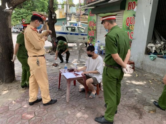 Cô gái mang theo dụng cụ chơi ma túy đi trên phố trong Chỉ thị 16, test nhanh thì dương tính với ma túy - Ảnh 3.