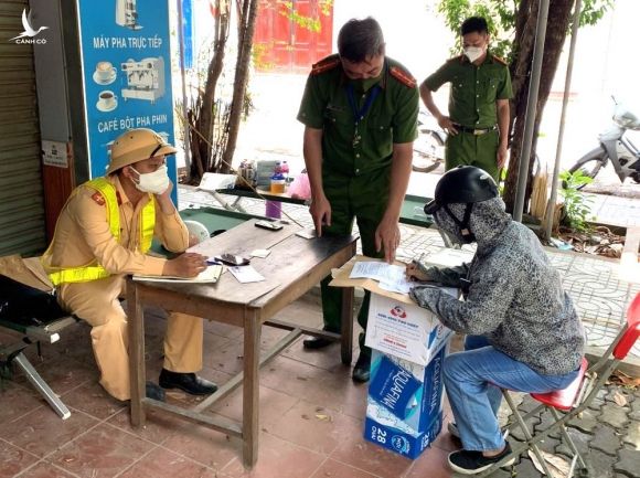 Cô gái mang theo dụng cụ chơi ma túy đi trên phố trong Chỉ thị 16, test nhanh thì dương tính với ma túy - Ảnh 1.