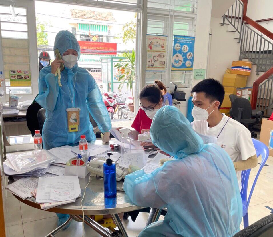 Tổ y tế phường Tân Hưng tiếp nhận cuộc gọi từ F0 và người dân, ghi nhận, xử lý thông tin tại Trạm Y tế Phường. Ảnh: Nhân vật cung cấp