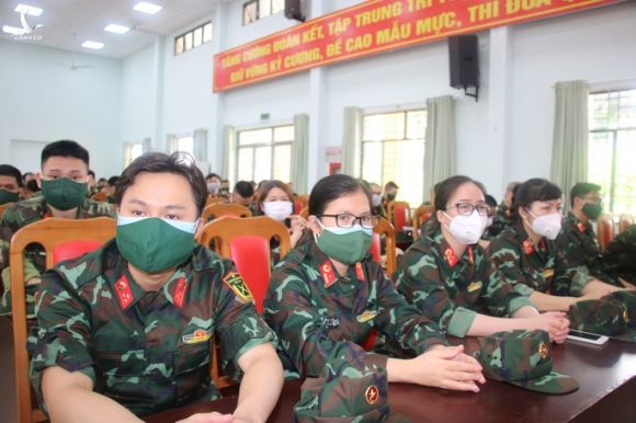 300 bác sĩ, học viên Bộ Quốc phòng tỏa khắp TP HCM làm nhiệm vụ - Ảnh 1.