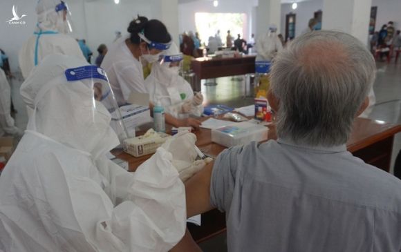 Long An tiêm vắc-xin ngừa Covid-19 cho hơn 2.000 công dân Trung Quốc - Ảnh 1.
