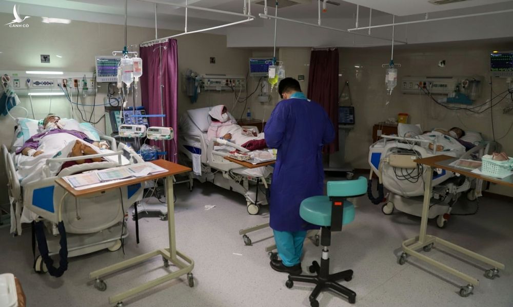 Y tá chăm sóc cho bệnh nhân Covid-19 tại một bệnh viện ở thủ đô Tehran, Iran. Ảnh: Reuters.