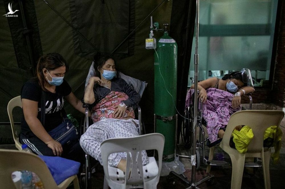 Bệnh nhân Covid-19 được điều trị tại Bệnh Viện Ghép và Thận Quốc gia, Philippines, ngày 26/4. Ảnh: Reuters