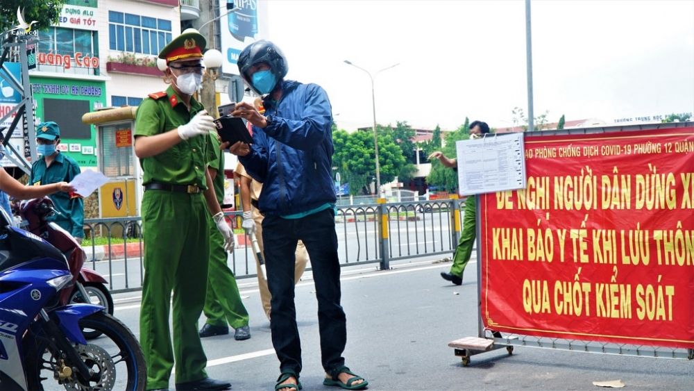 Người dân khai báo di chuyển nội địa khi lưu thông trên các tuyến đường /// KHÁNH TRẦN