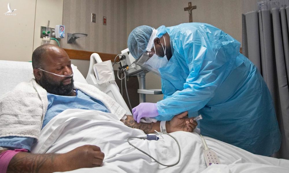 Một bệnh nhân Covid-19 điều trị tại bệnh viện ở thành phố Baton Rouge, bang Louisiana hôm 2/8. Ảnh: AP.