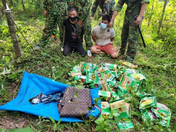 Chặn 3 người Lào mang 46kg ma túy đá và súng lục đã lên đạn vào biên giới - Ảnh 1.