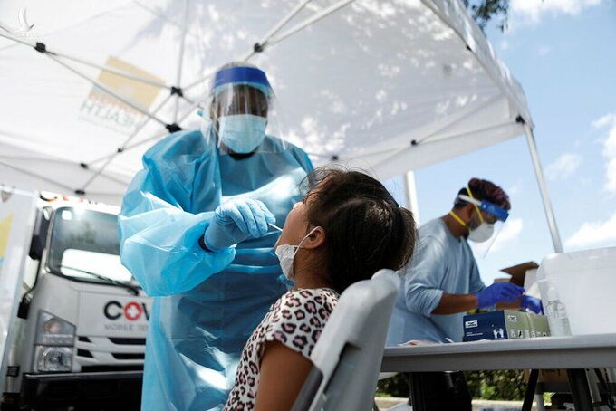 Haylee Ramos, 10 tuổi, được xét nghiệm Covid-19 tại trung tâm xét nghiệm lưu động của Sở Y tế Florida ở Palmetto, tháng 8/2021. Ảnh: Reuters