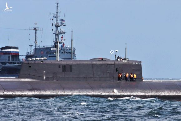 Tàu ngầm hạt nhân Nga gặp sự cố nghiêm trọng: Thủy thủ đã mặc áo phao, cứu hộ khẩn cấp! - Ảnh 1.