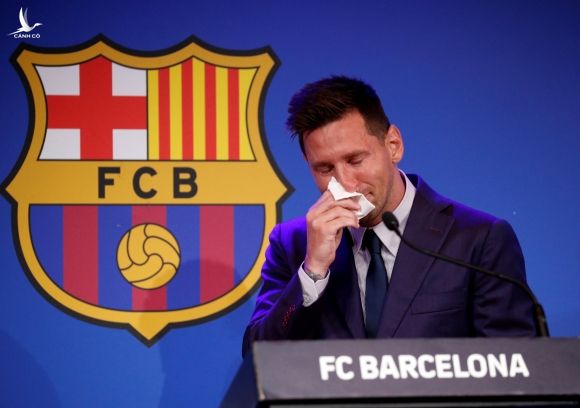 Messi bật khóc nghẹn ngào khi họp báo chia tay Barcelona /// AFP