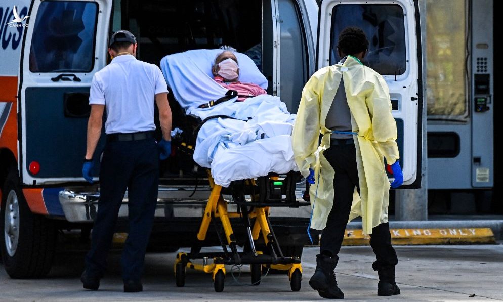 Bệnh nhân được vận chuyển bên ngoài một bệnh viện điều trị Covid-19 ở Miami, Mỹ, hôm 16/8. Ảnh: AFP.