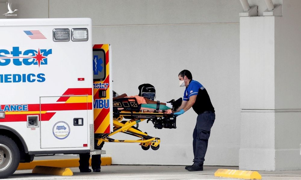 Nhân viên y tế chuyển bệnh nhân rời xe cứu thương tại bệnh viện Morton Plant ở thành phố Clearwater, bang Florida hôm 3/8. Ảnh: Reuters.