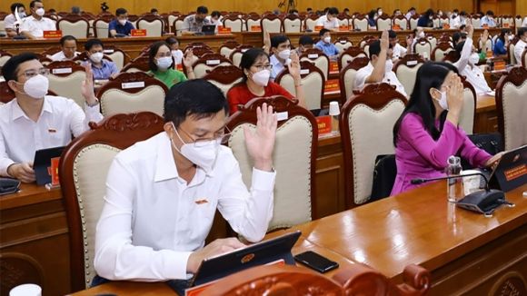Đại biểu HĐND tỉnh Thái Nguyên biểu quyết thông qua các nghị quyết ban hành trong kỳ họp thứ 2 /// Ảnh Báo Thái Nguyên