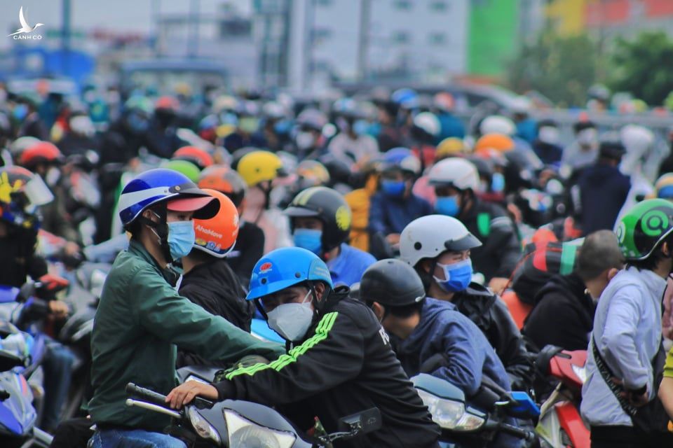 Người dân chạy xe máy về quê giữa lúc TP.HCM giãn cách: Chốt chặn mướt mồ hôi thuyết phục - ảnh 1