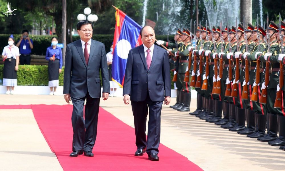 Tổng bí thư, Chủ tịch nước Lào (trái) và Chủ tịch nước Nguyễn Xuân Phúc trong lễ đón tại Vientiane sáng 9/8. Ảnh: BNG.