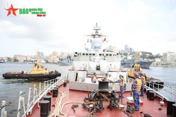 Biên đội tàu Việt Nam cập cảng TP Vladivostok, chuẩn bị tham gia Army Games 2021 - Ảnh 4.