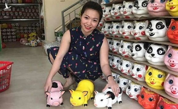 Nữ đại gia Ngân gốm vừa bị công an bắt khi đang lẩn trốn là ai? - Ảnh 1. Nữ đại gia Ngân gốm vừa bị công an bắt khi đang lẩn trốn là ai? - Ảnh 1.