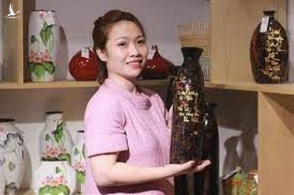 Nữ đại gia Ngân gốm vừa bị công an bắt khi đang lẩn trốn là ai? - Ảnh 2. Nữ đại gia Ngân gốm vừa bị công an bắt khi đang lẩn trốn là ai? - Ảnh 2.