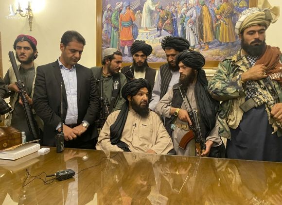 Quyết định trong chớp mắt của TT Ghani ngăn bể máu ở Afghanistan: Hé lộ hành động trước khi rời đất nước - Ảnh 1.