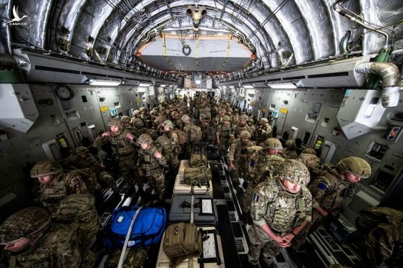 Vệ binh Afghanistan bị sa thải, lẩn trốn tức tưởi sau khi hộ tống các quan chức Anh di tản an toàn - Ảnh 1.