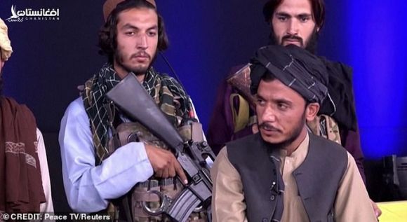 Phát thanh viên Afghanistan đưa tin giữa vòng vây súng ống Taliban - Ảnh 2.