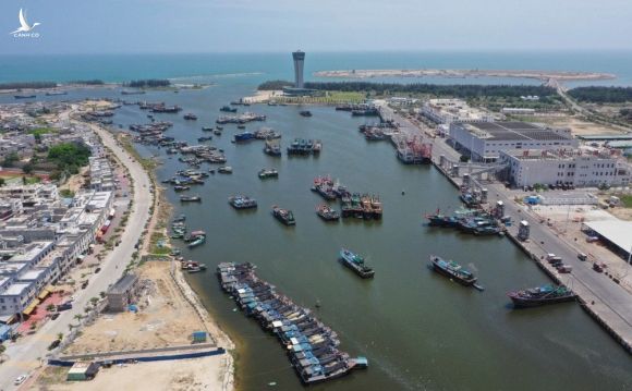 Hàng trăm tàu cá Trung Quốc đang neo đậu, sắp tiến ra Biển Đông