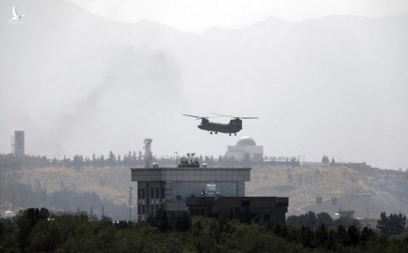 NÓNG: Taliban bao vây Kabul - Khói bốc lên từ tòa nhà ĐSQ Mỹ, trực thăng Mỹ gấp rút sơ tán nhân viên ngoại giao