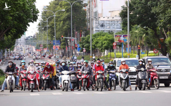 TP.HCM: Mỗi ngày khoảng 1 triệu lượt người ra đường, dự báo còn tăng