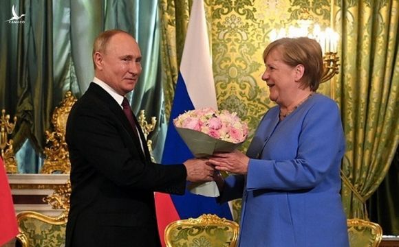 Cuộc gặp ‘chia tay’ giữa ông Putin và bà Merkel có hoa hồng, nhưng không nhượng bộ