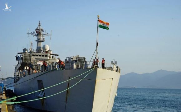 Tàu Hải quân Ấn Độ vừa cập cảng Nhà Rồng cùng 300 máy tạo oxy, 100 tấn oxy y tế giúp Việt Nam chống COVID-19