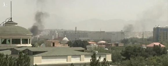 NÓNG: Taliban bao vây Kabul - Khói bốc lên từ tòa nhà ĐSQ Mỹ, trực thăng Mỹ gấp rút sơ tán nhân viên ngoại giao - Ảnh 2.
