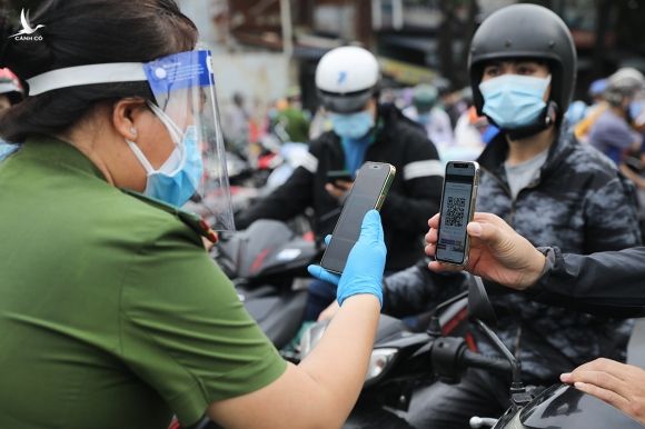 Công an kiểm tra mã QR Code của người dân đi đường ở TP HCM. Ảnh: Quỳnh Trần.