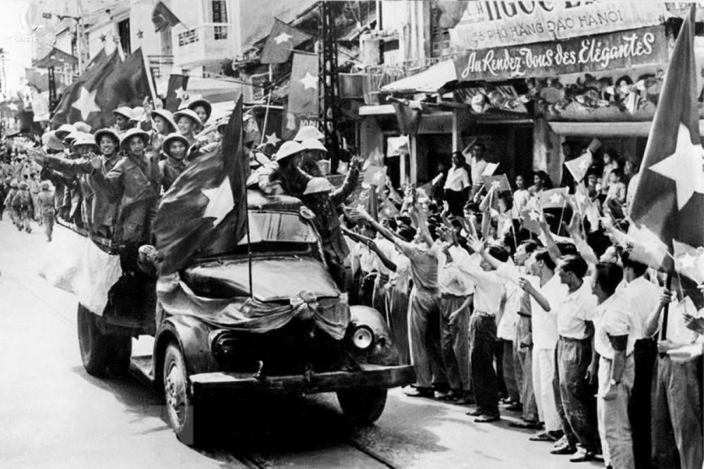 Đoàn xe chở các chiến sĩ Đại đoàn 308 - Quân Tiên phong tiến qua phố Hàng Đào, sáng ngày 10/10/1954 trong niềm hân hoan chào đón của hàng vạn người dân. Ảnh Tư liệu TTXVN.