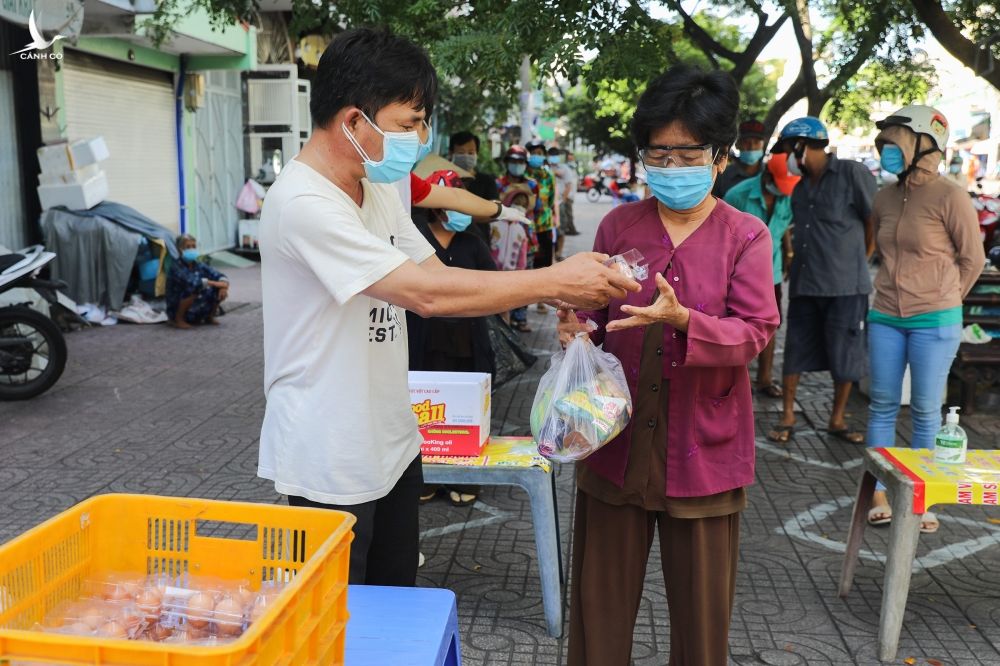 Người dân tại TP HCM nhận lương thực, thực phẩm tại các điểm phát từ thiện, tháng 6/2021. Ảnh: Quỳnh Trần