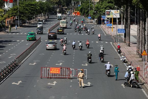 Lực lượng công an làm nhiệm vụ ở chốt kiểm soát đường Hoàng Minh Giám, quận Phú Nhuận, ngày 12/8. Ảnh: Quỳnh Trần