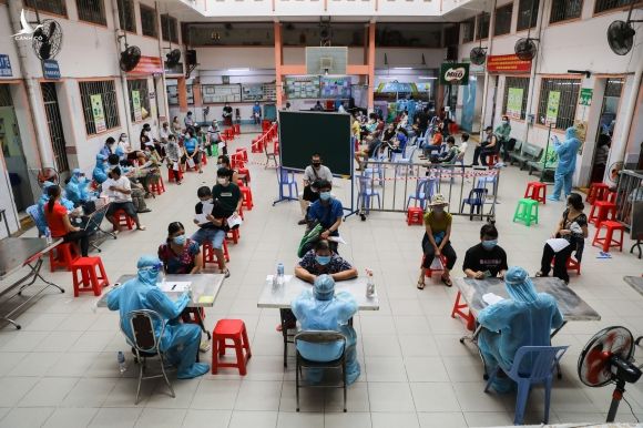 Người dân và shipper tiêm vaccine tại điểm tiêm ở quận 11, ngày 2/8. Ảnh: Quỳnh Trần.