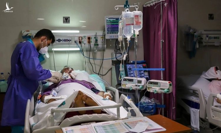 Y tá chăm sóc cho bệnh nhân Covid-19 tại một bệnh viện ở thủ đô Tehran, Iran. Ảnh: Reuters.