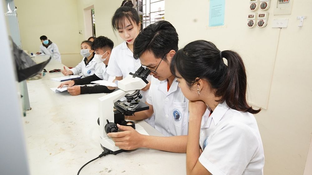 Từ năm học 2022 - 2023, mức trần học phí ngành y dược sẽ tăng vọt. /// Ảnh Nguyễn Anh Tuấn 
