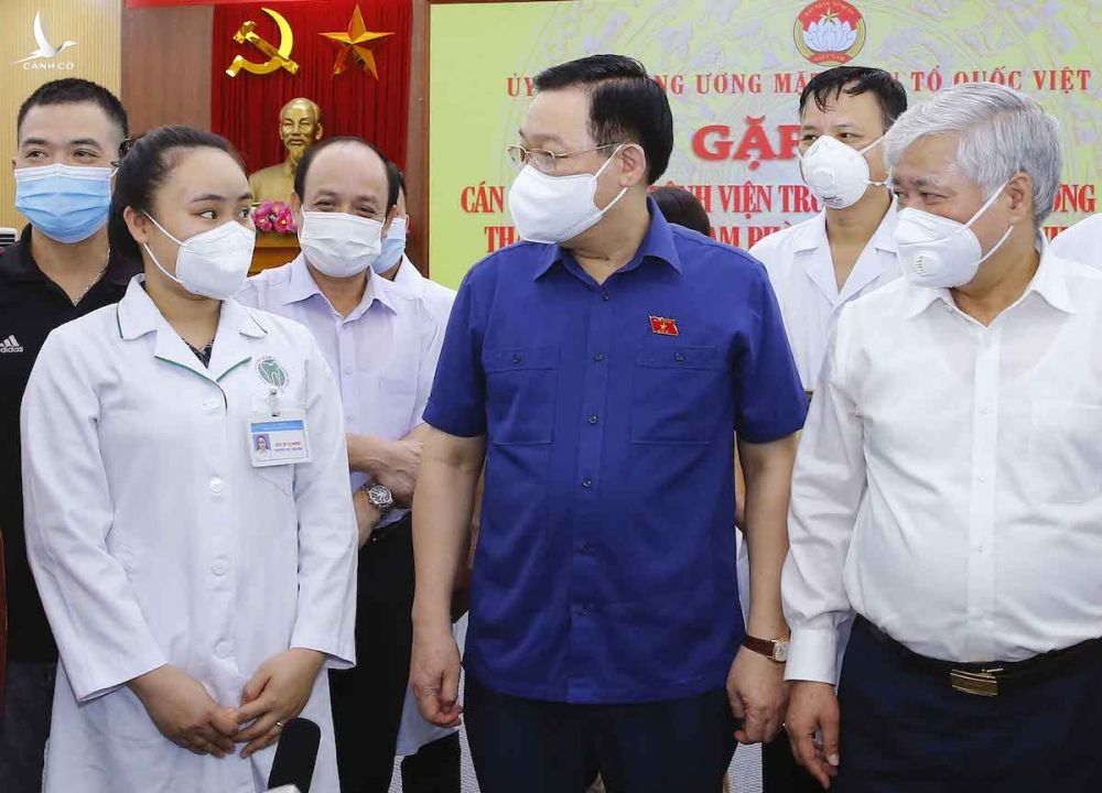 Chủ tịch Quốc hội Vương Đình Huệ trò chuyện với đại diện y bác sĩ 22 bệnh viện Trung ương chuẩn bị lên đường vào TP HCM và các tỉnh phía Nam chống dịch, chiều 4/8. Ảnh: Hoàng Phong