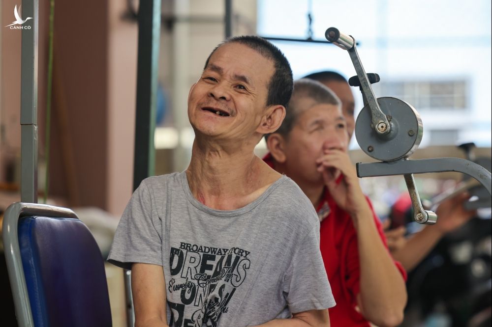 Người mù, người khuyết tật bán vé số TP.HCM xúc động nhận quà giữa dịch Covid-19 - ảnh 7